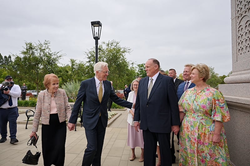 O Presidente D. Todd Christofferson, segundo conselheiro de A Primeira Presidência de A Igreja de Jesus Cristo dos Santos dos Últimos Dias, chega para a dedicação do Templo da Califórnia em Yorba Linda, na Califórnia, no domingo, 7 de junho de 2026.