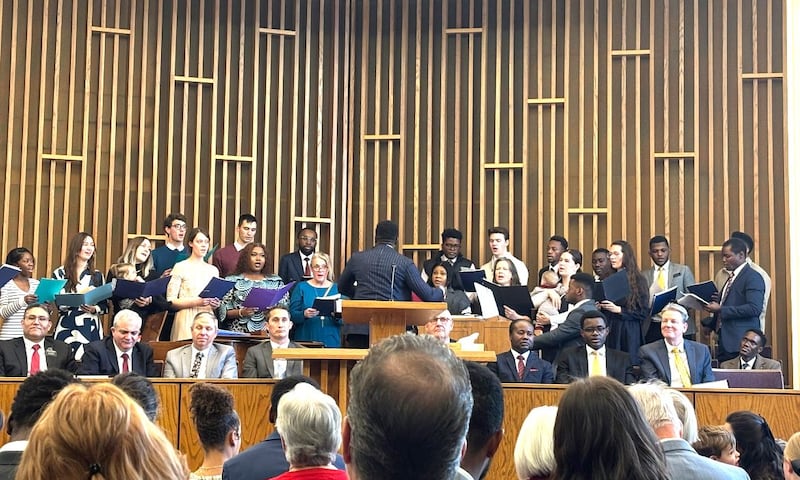 Membros do coro da Primária 35ª Ala (Francês) cantam durante uma reunião em 9 de fevereiro de 2025, de Lehi, Utah.
