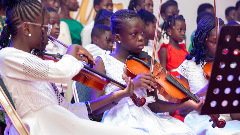 Crianças do Coro Twinkle Voices se apresentam no Concerto do Milagre de Natal em Acra, Gana, em 24 de novembro de 2023.