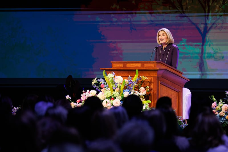 A Presidente Camille N. Johnson, presidente geral da Sociedade de Socorro, fala durante seu discurso principal como parte da Conferência de Mulheres da BYU realizada no Marriott Center em Provo, Utah, na quinta-feira, 30 de abril de 2026.