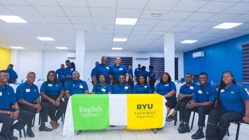 Os líderes de zona do BYU–Pathway Worldwide tiram uma foto juntos durante uma discussão com líderes locais da Igreja sobre inscrição em Lagos, Nigéria, em julho de 2026.