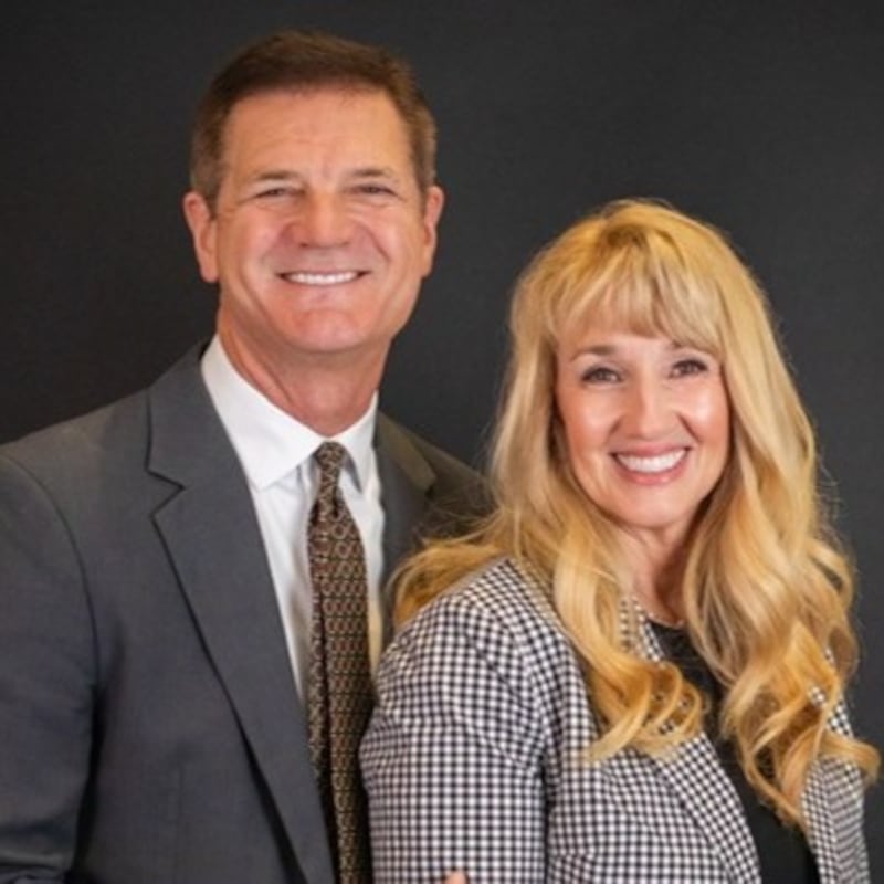 Stuart R. Schofield e M. Lisa Schofield, que servirão como presidente e companheira da Missão Texas Lubbock a partir de julho de 2026.