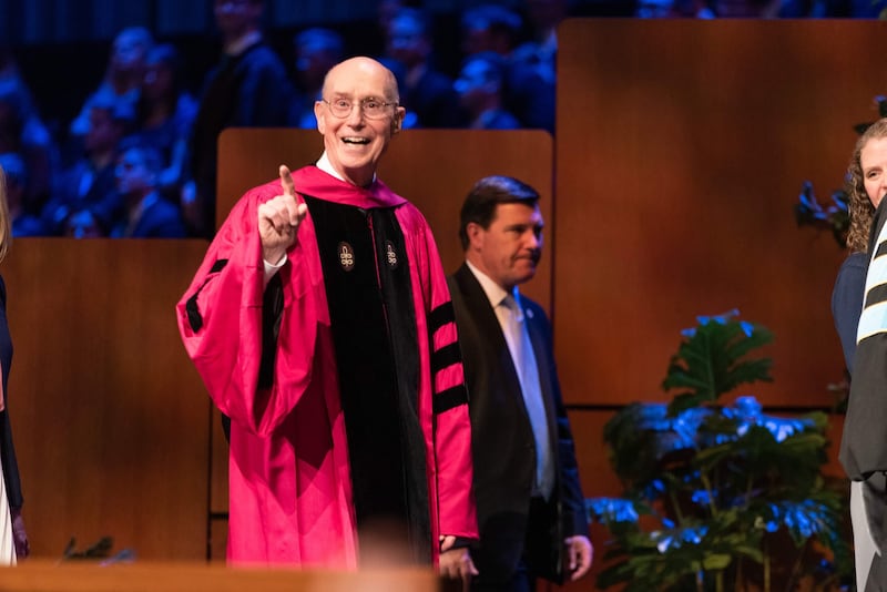 O Presidente Henry B. Eyring, primeiro conselheiro da Primeira Presidência, fala durante a formatura da BYU–Idaho em 20 de julho de 2022, no Centro da BYU–Idaho em Rexburg, Idaho.