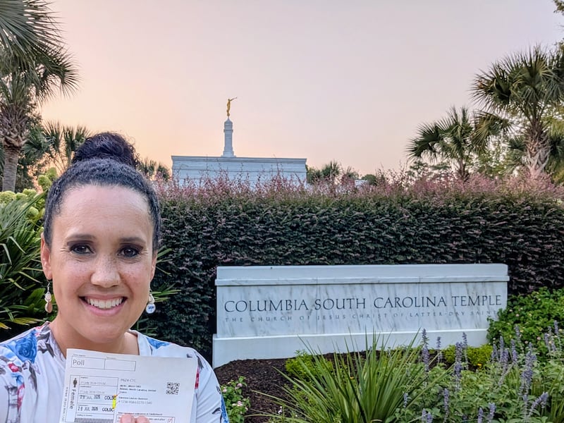 Vanessa Duerson se posiciona fora do Templo de Carolina do Sul de Colúmbia após concluir as ordenanças de sua quinta bisavó, Poll, em Colúmbia, Carolina do Sul, em 29 de julho de 2026.