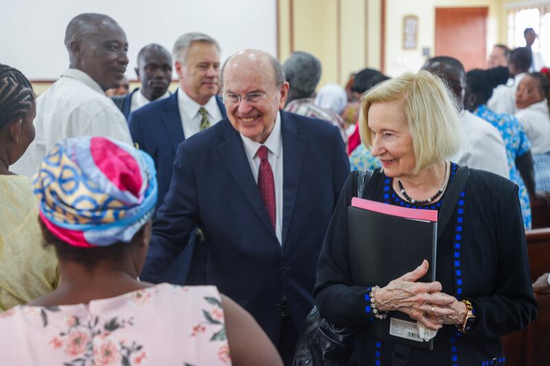 Elder Quentin L. Cook e a Sister Mary Cook cumprimentam os membros do Ramo Jamestown de Acra, Gana, antes do início da reunião sacramental em 15 de fevereiro de 2026.