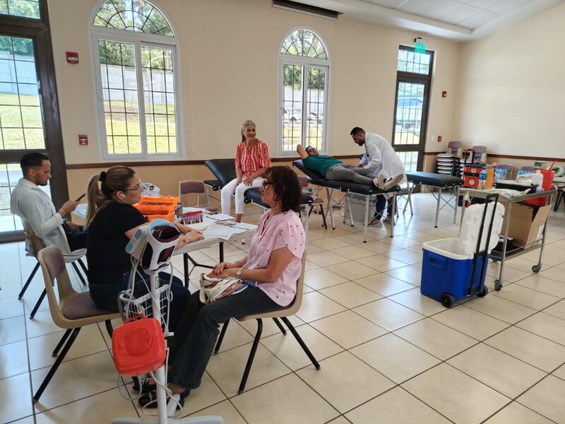 Membros de A Igreja de Jesus Cristo dos Santos dos Últimos Dias coordenam uma coleta de sangue em San José, Aranjuez, Costa Rica em 2 de maio de 2026.
