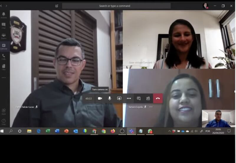 Adriano Almeida, à direita, apresenta Fábio Falcão Lucas, Michele Coronetti e Tamara Loyola durante um evento ao vivo nas redes sociais do FamilySearch, no dia 26 de abril de 2020.