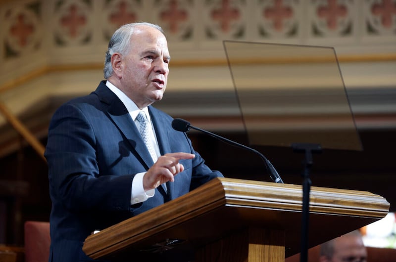 Élder Ronald A. Rasband, do Quórum dos Doze Apóstolos, fala aos alunos da Ensign College e ao público em geral, durante um devocional no Assembly Hall em Salt Lake City na terça-feira, 26 de outubro de 2021.