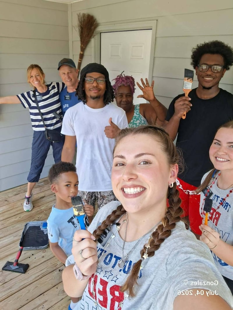 Missionários da Missão Baton Rouge da Luisiana prestam serviço em 4 de julho de 2026. Mais de 150 missionários da Luisiana celebraram o 250º aniversário da América com 250 horas de serviço comunitário e 250 convites para adorar.