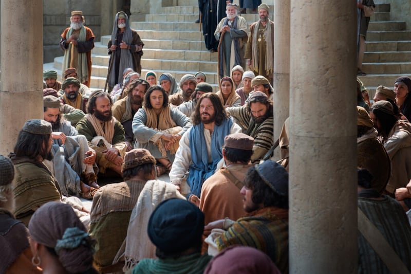 Uma imagem da série de vídeos da Igreja da Bíblia mostra Jesus ensinando um grupo de pessoas.