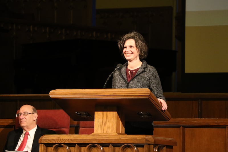 Kate Holbrook — coeditora de um livro recém-publicado "At the Pulpit: 185 years of Discourses by Latter-day Saint Women" — fala no Assembly Hall na Praça do Templo em 2 de março.