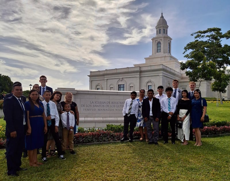 Missionários e membros da Ala Nueva Guinea ficam em pé do lado de fora do Templo de Managua Nicarágua em Managua, Nicarágua, após um tour em 16 de setembro.
