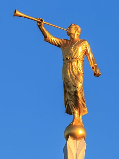 A primeira estátua do Anjo Morôni de Karl Quilter, no topo da torre principal do Templo de Dallas Texas, vista do outro lado da rua do portão leste.