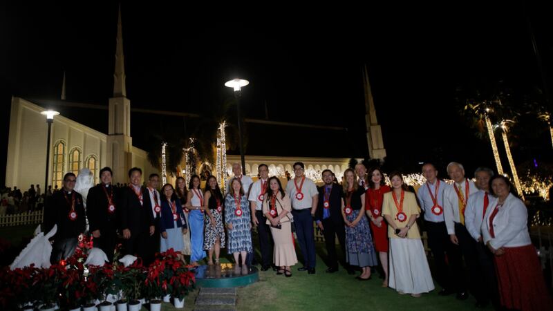 Convidados convidados assistem à cerimônia de iluminação das luzes de Natal no Templo de Manila Philippines em 13 de novembro de 2025.