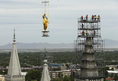 As equipes removem a pedra que fica embaixo da estátua do Anjo Morôni após esta ser retirada do topo do Templo de Salt Lake de A Igreja de Jesus Cristo dos Santos dos Últimos Dias durante a reforma, em Salt Lake City, na segunda-feira, dia 18 de maio de 2020.