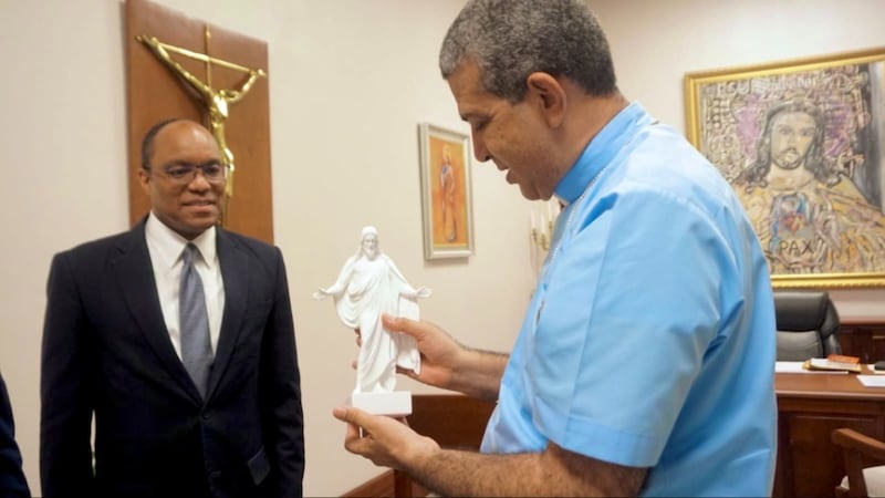Elder Ahmad S. Corbitt apresenta ao Monsenhor Carlos Tomás Morel Diplán uma pequena réplica da estátua de Cristo.