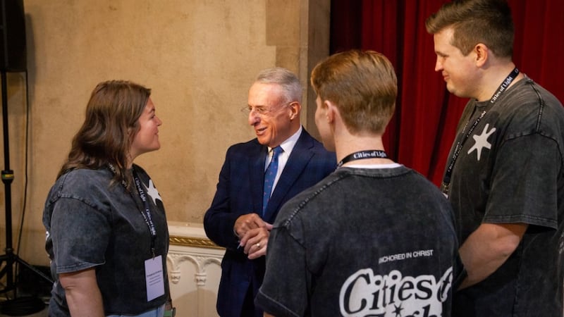 Élder Ulisses Soares do Quórum dos Doze Apóstolos, ao centro, fala com adultos solteiros jovens na conferência Cidades da Luz para Adultos Solteiros Jovens da Área Nordeste dos Estados Unidos em Nova York no sábado, 19 de setembro de 2026.