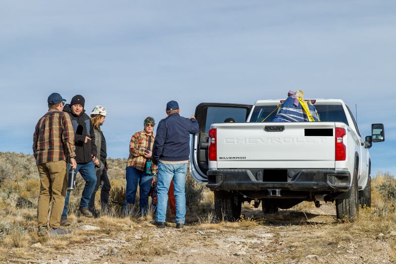 Uma rocha com petróglifo foi repatriada ao seu local de origem. O artefato antigo foi criado pelo povo Fremont, antepassados da Banda Noroeste da Nação Shoshone no norte de Utah. A rocha foi retirada cerca de 80 anos atrás e colocada em uma capela de A Igreja de Jesus Cristo dos Santos dos Últimos Dias em Tremonton, Utah. Após os historiadores da Igreja aprenderem sobre sua localização correta, ela foi limpa, preservada e devolvida na quinta-feira, 11 de dezembro de 2025, perto da fronteira Utah-Idaho.
