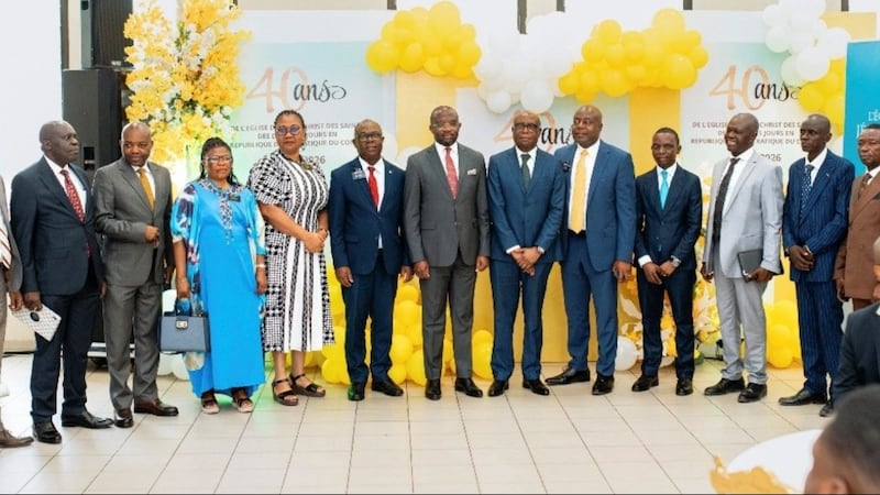 Líderes da Igreja e autoridades governamentais tiram uma foto pelo 40º aniversário da Igreja em Kinshasa, República Democrática do Congo, 3 de setembro de 2026.