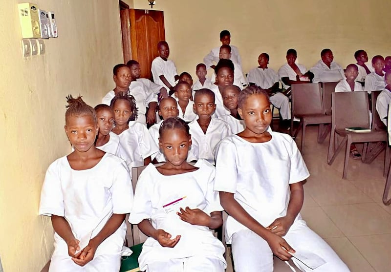 Jovens vestidos de branco aguardam sua vez para serem batizados em Bamaco, Mali, no sábado, 18 de abril de 2026.