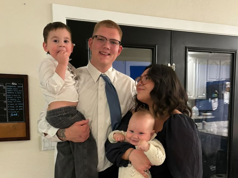 Jadrian e Cambrie Taylor com seus dois filhos, Jadrian Jr., à esquerda, e Booker, à direita, compartilham um momento juntos em San Tan Valley, Arizona, 28 de abril de 2025.