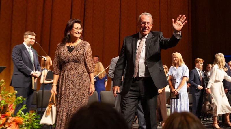Élder Ulisses Soares do Quórum dos Doze Apóstolos, à direita, e sua esposa, Irmã Rosana Soares, à esquerda, chegam ao devocional para adultos solteiros jovens no David H. Koch Theater no Lincoln Center for the Performing Arts em Nova York no domingo, 20 de setembro de 2026.