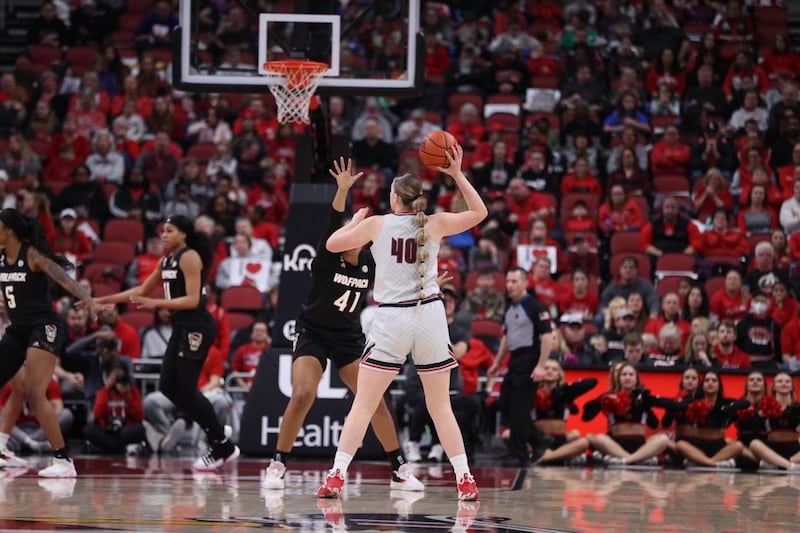 A pivô do time de Louisville, Josie Williams (40), segura a bola durante um jogo no início desta temporada.