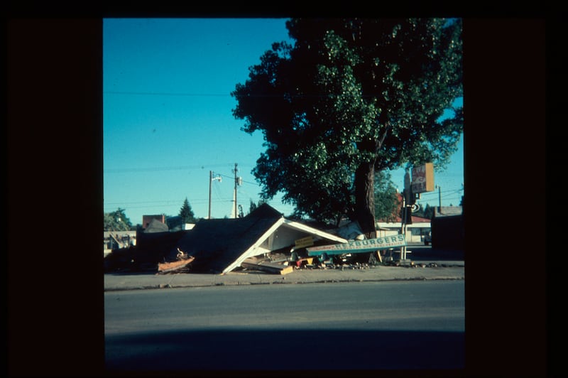 Um restaurante em Rexburg, Idaho, está completamente destruído após inundação causada pelo colapso da Barragem de Teton em 5 de junho de 1976.