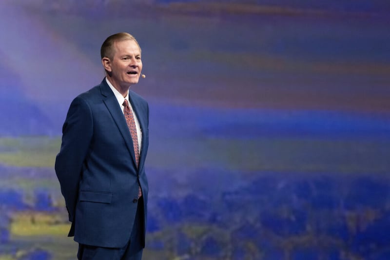 Élder Gary E. Stevenson, do Quórum dos Doze Apóstolos, discursa durante o devocional semanal no Marriott Center, campus da BYU Provo, na terça-feira, dia 2 de março de 2021.
