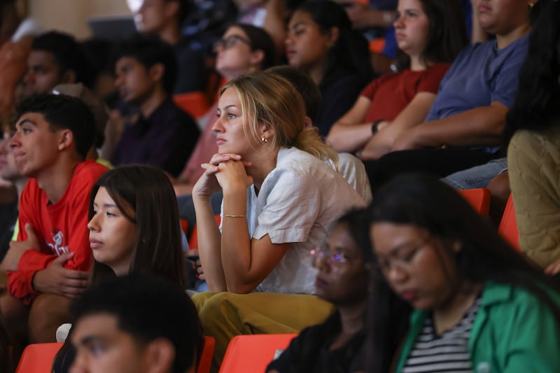 Estudantes da BYU–Hawaii ouvem o devocional com o Bispo Presidente W. Christopher Waddell realizado no Cannon Activities Center em Laie, Hawaii, na terça-feira, 13 de outubro de 2026.