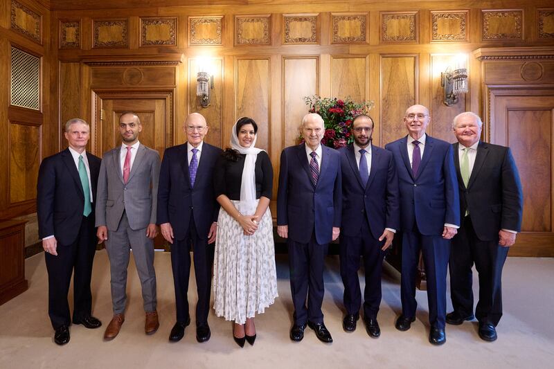 Líderes de A Igreja de Jesus Cristo dos Santos dos Últimos Dias posam para uma foto com uma delegação da Arábia Saudita em 9 de agosto de 2022. Da esquerda para a direita: Élder David A. Bednar, Abdulaziz Alquhantani, Presidente Dallin H. Oaks, Princesa Reema bint Bandar Al Saud, Presidente Russell M. Nelson, Musad Al Saud, Presidente Henry B. Eyring e Élder Anthony D. Perkins.