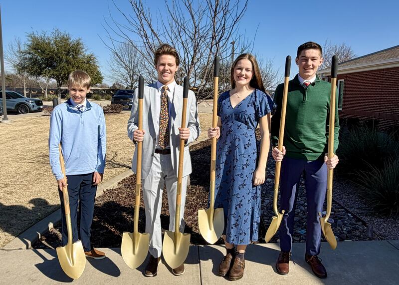 Jovens da Estaca Allen Texas de A Igreja de Jesus Cristo dos Santos dos Últimos Dias participam da cerimônia de inauguração do Templo de Fairview Texas em Fairview, Texas, no sábado, 21 de fevereiro de 2026.
