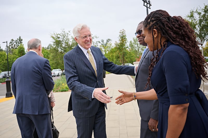 Presidente D. Todd Christofferson, segundo conselheiro da Primeira Presidência de A Igreja de Jesus Cristo dos Santos dos Últimos Dias; Elder I. Raymond Egbo e sua esposa, Sister Comfort Egbo, na dedicação do Templo de Yorba Linda Califórnia em Yorba Linda, Califórnia, no domingo, 7 de junho de 2026