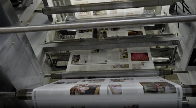 Cópias das revistas da Igreja saem da gráfica em um vídeo dos bastidores divulgado no sábado, 27 de setembro de 2025.