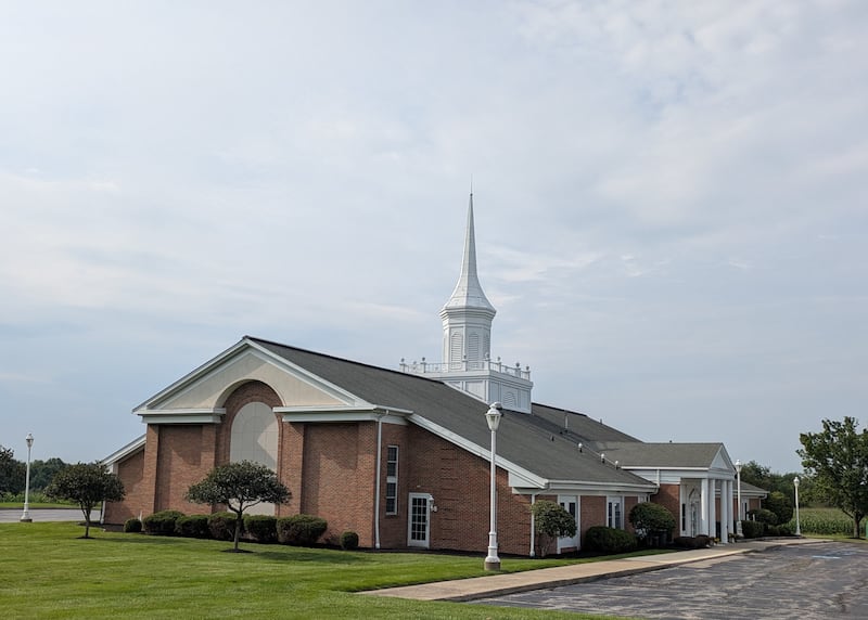 Uma casa de reuniões de A Igreja de Jesus Cristo dos Santos dos Últimos Dias em Hiram, Ohio, perto da Casa de John e Elsa Johnson é mostrada no sábado, 15 de agosto de 2026.