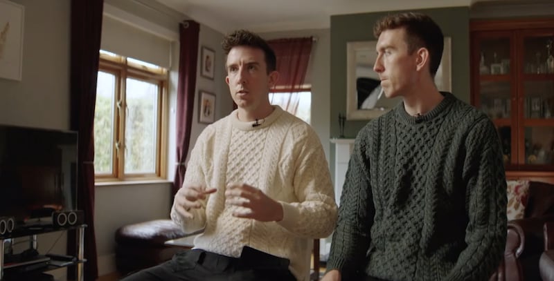 Michael Gardiner fala e Matthew Gardiner observa durante um discurso principal virtual do RootsTech em fevereiro de 2026.