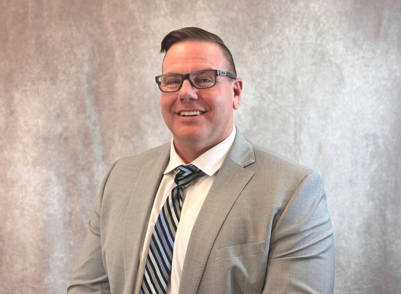 Mark Thornton, gerente de programa de Deseret Industries, sorri para uma foto.