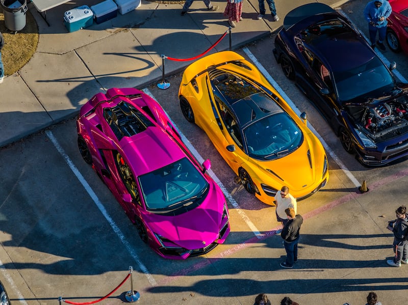 Carros estão estacionados no estacionamento de uma capela Plano, Texas, para um evento "Cars and Christ" na manhã de sábado, 7 de fevereiro de 2026.