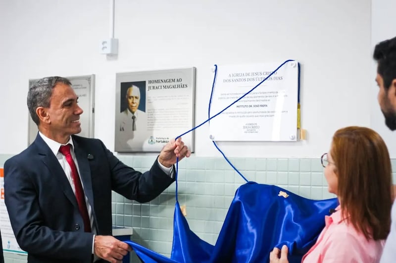Representantes do Instituto Dr. José Frota, autoridades locais e líderes da Igreja participam da inauguração de uma placa marcando as doações da Igreja em julho de 2026 em Fortaleza, Brasil.