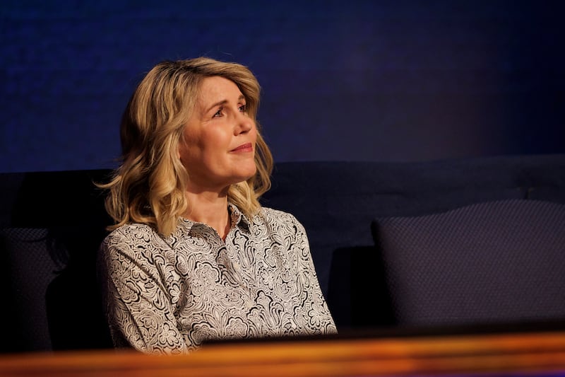 Irmã Paige Holland ouve enquanto seu marido, Elder Matthew S. Holland, um Setenta Autoridade Geral, fala durante o devocional da BYU realizado no Marriott Center em Provo, Utah, na terça-feira, 20 de janeiro de 2026.