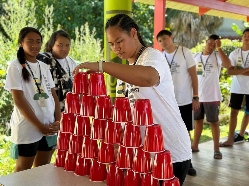 Jovens santos dos últimos dias na Polinésia Francesa participam de um jogo durante uma conferência FSY de cinco dias, em julho de 2023.
