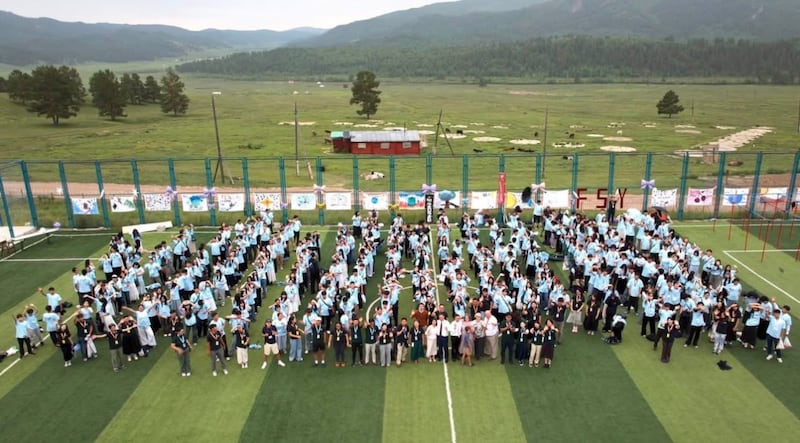 Os participantes se reúnem para uma foto durante uma Conferência Para a Força da Juventude no Dugan Khad Resort próximo a Ulaanbaatar, Mongólia, de 28 de junho a 3 de julho de 2026.