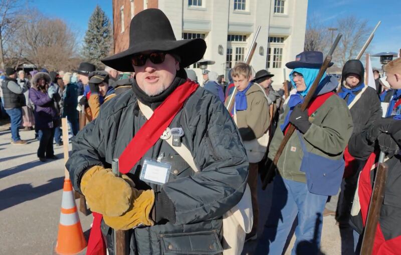 Elliott Watts, de Galesburg, Illinois, viajou com suas filhas e outros membros do ramo para participar da procissão de comemoração do êxodo de Nauvoo, Illinois, no sábado, 7 de fevereiro de 2026, para homenagear seu ancestral, Joseph Heywood.