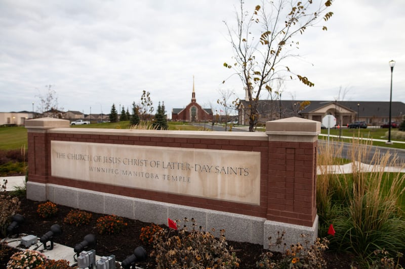 Placa de entrada do Templo de Winnipeg Manitoba, com o templo ao fundo à esquerda e a capela à direita em Winnipeg, Canadá, no domingo, 31 de outubro de 2021.