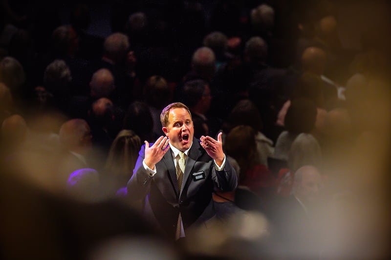 Cory Mendenhall dirige um coro com cerca de 500 missionários, durante o devocional de Élder David A. Bednar, do Quórum dos Doze Apóstolos, no Centro de Treinamento Missionário em Provo, Utah, na terça-feira, 8 de novembro de 2022.
