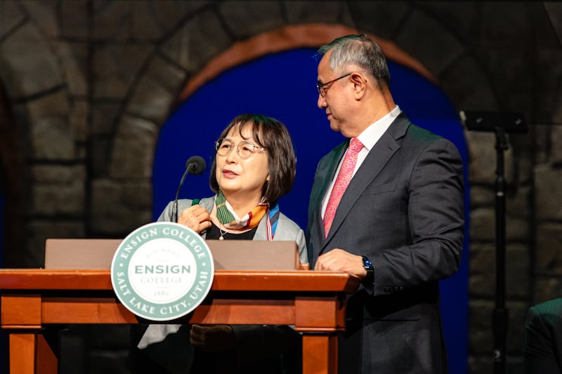 A irmã Bon Kyung Koo Choi junta-se ao seu marido, Élder Yoon Hwan Choi, Setenta Autoridade Geral, no púlpito durante uma devocional da Faculdade Ensign realizada no Teatro do Centro de Conferências no centro de Salt Lake City, na terça-feira, 19 de novembro de 2024.