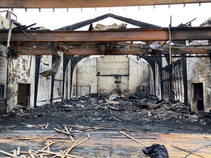 Vista dos destroços carbonizados da sede da Estaca Cape Girardeau Missouri, após bombeiros terem declarado a perda total do edifício. Um incêndio destruiu o edifício no dia 18 de abril de 2021.