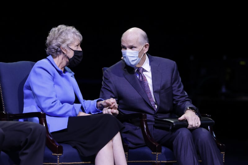 Élder Dale G. Renlund, do Quórum dos Doze Apóstolos, e sua esposa, a irmã Ruth Renlund, conversam antes de um devocional no Marriott Center, no campus da BYU em Provo, Utah, na terça-feira, 14 dia de setembro de 2021.