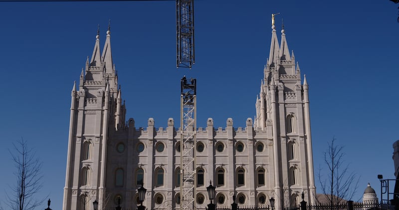 O guindaste da torre sul é desmontado no canteiro de obras do Templo de Salt Lake na quarta-feira, 18 de março de 2026, em Salt Lake City.