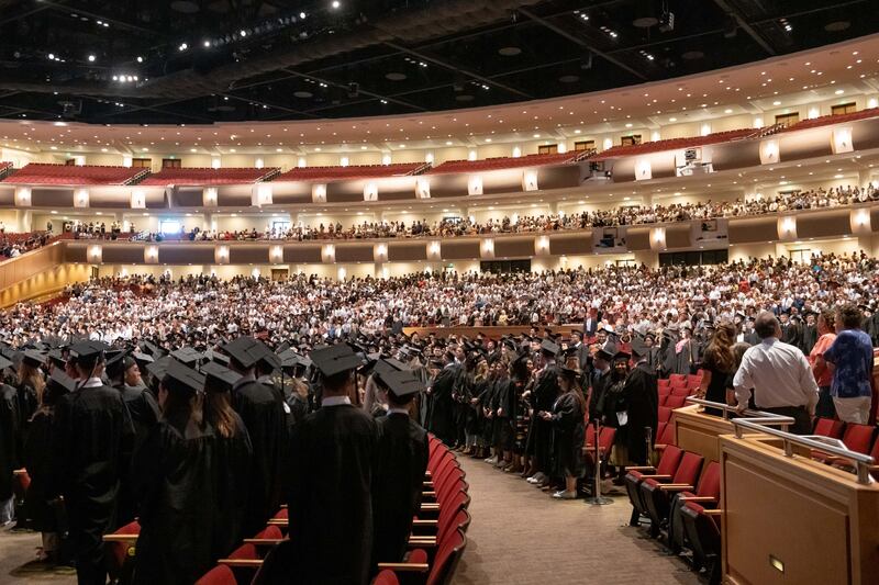 Formandos da BYU-Idaho se reúnem no BYU-Idaho Center para a cerimônia de formatura com Élder David A. Bednar, do Quórum dos Doze Apóstolos, em Rexburg, Idaho, na quarta-feira, 19 de julho de 2023.
